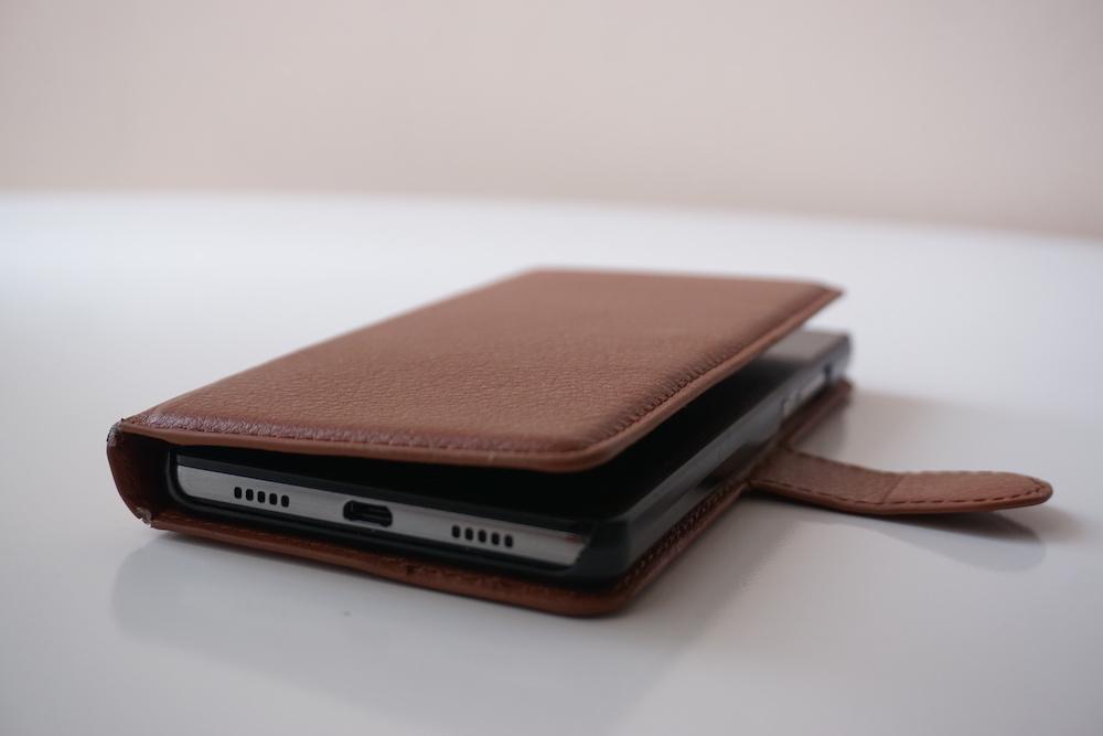 6 Pros and Cons of a Wallet Phone Case