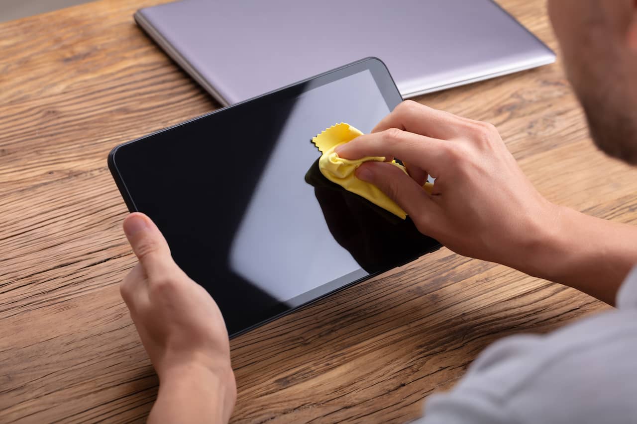 how to clean tablet screens
