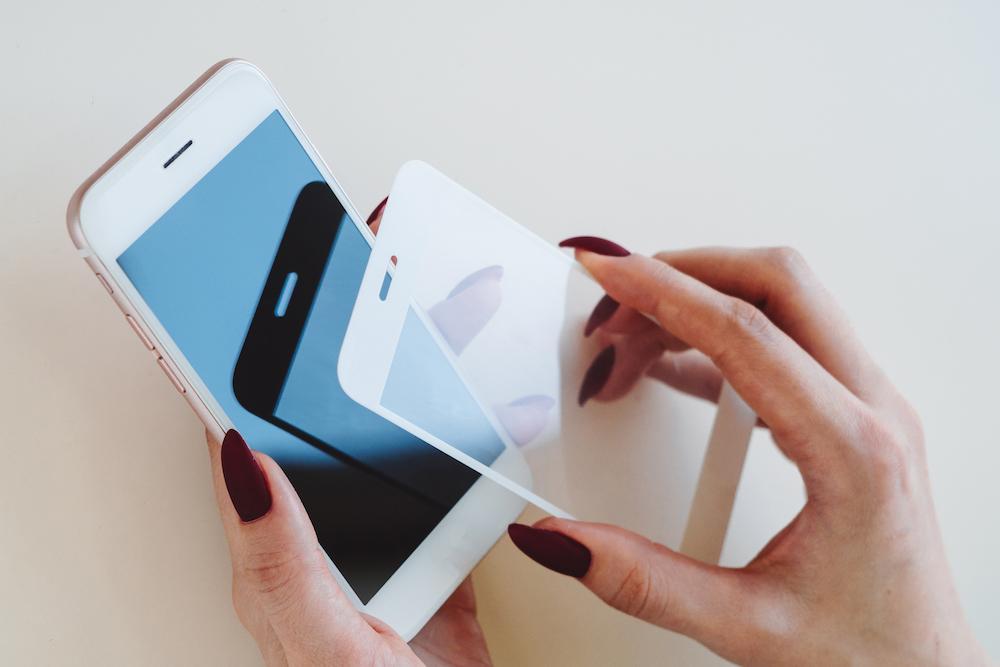 Tempered Glass vs. Plastic Screen Protector: Pros and Cons | Sahara Case LLC
