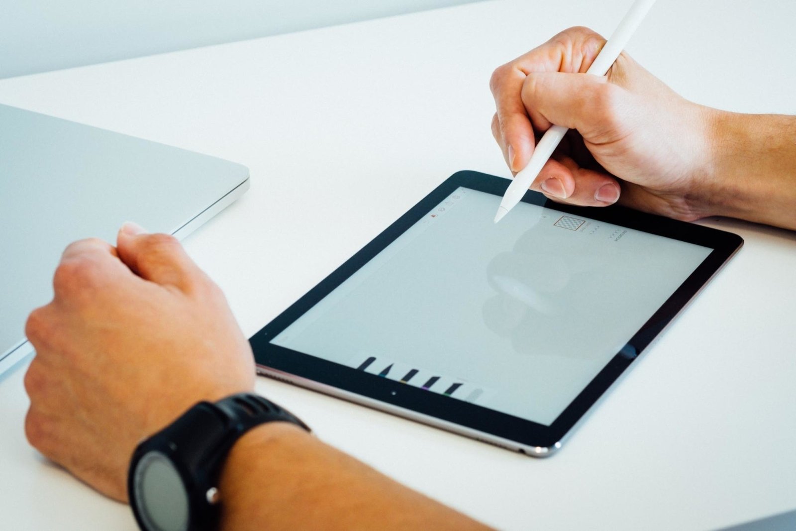 What Does a Stylus Pen Do? 5 Benefits for Phones and Tablets | Sahara Case LLC