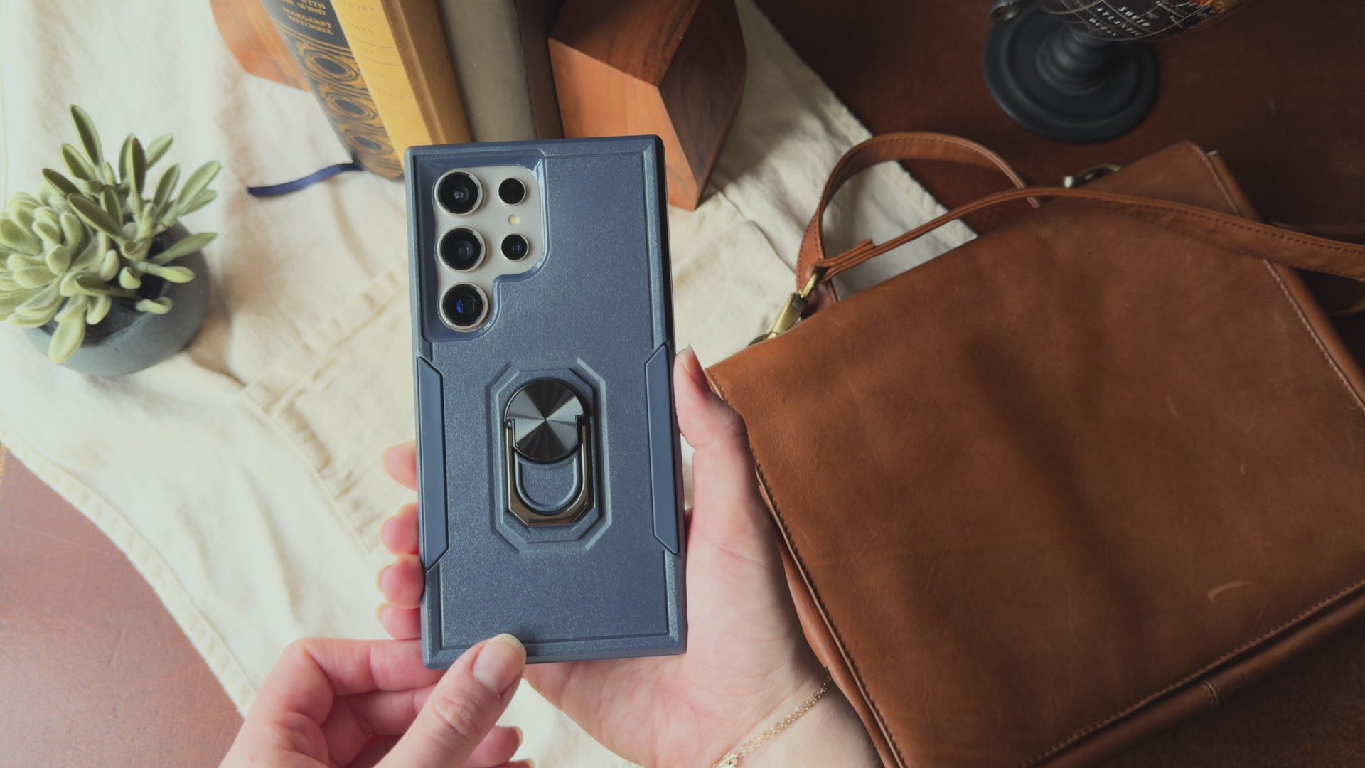 Shock-absorbing bumper with slim fit.