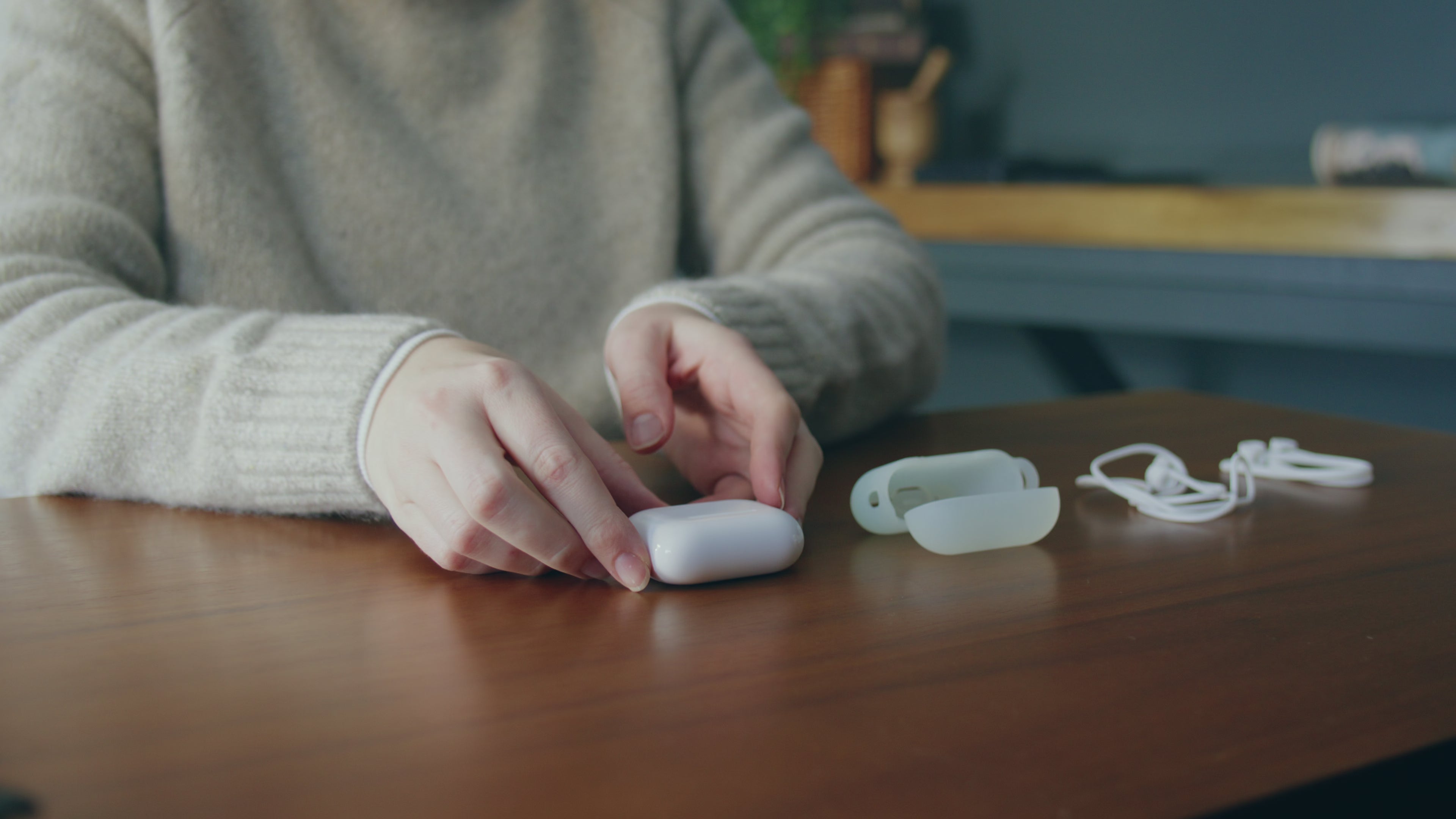 Shock-absorbing bumper, slim profile, anti-scratch finish — studio white.