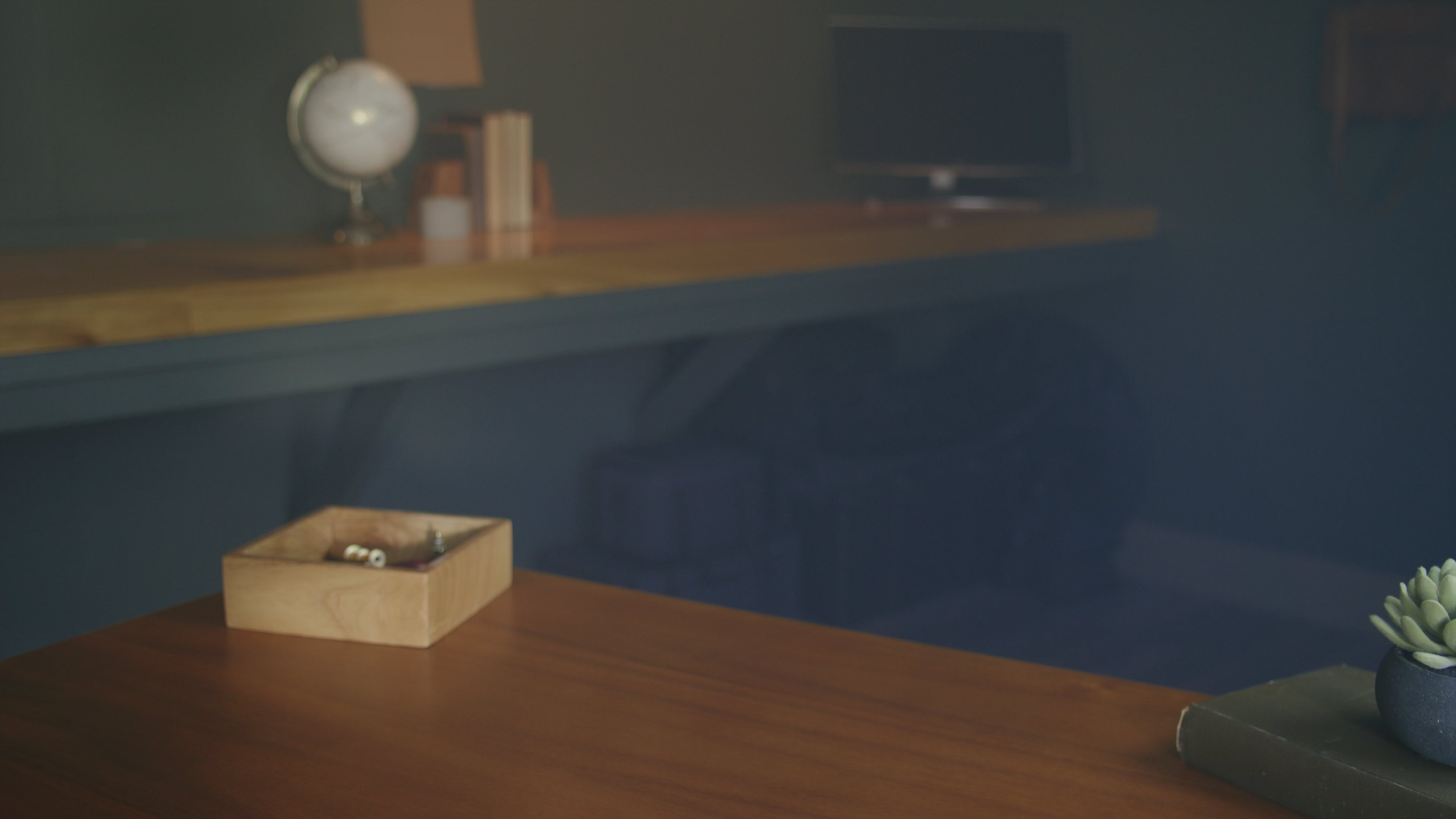 With install tray, anti-spy filter — studio white.