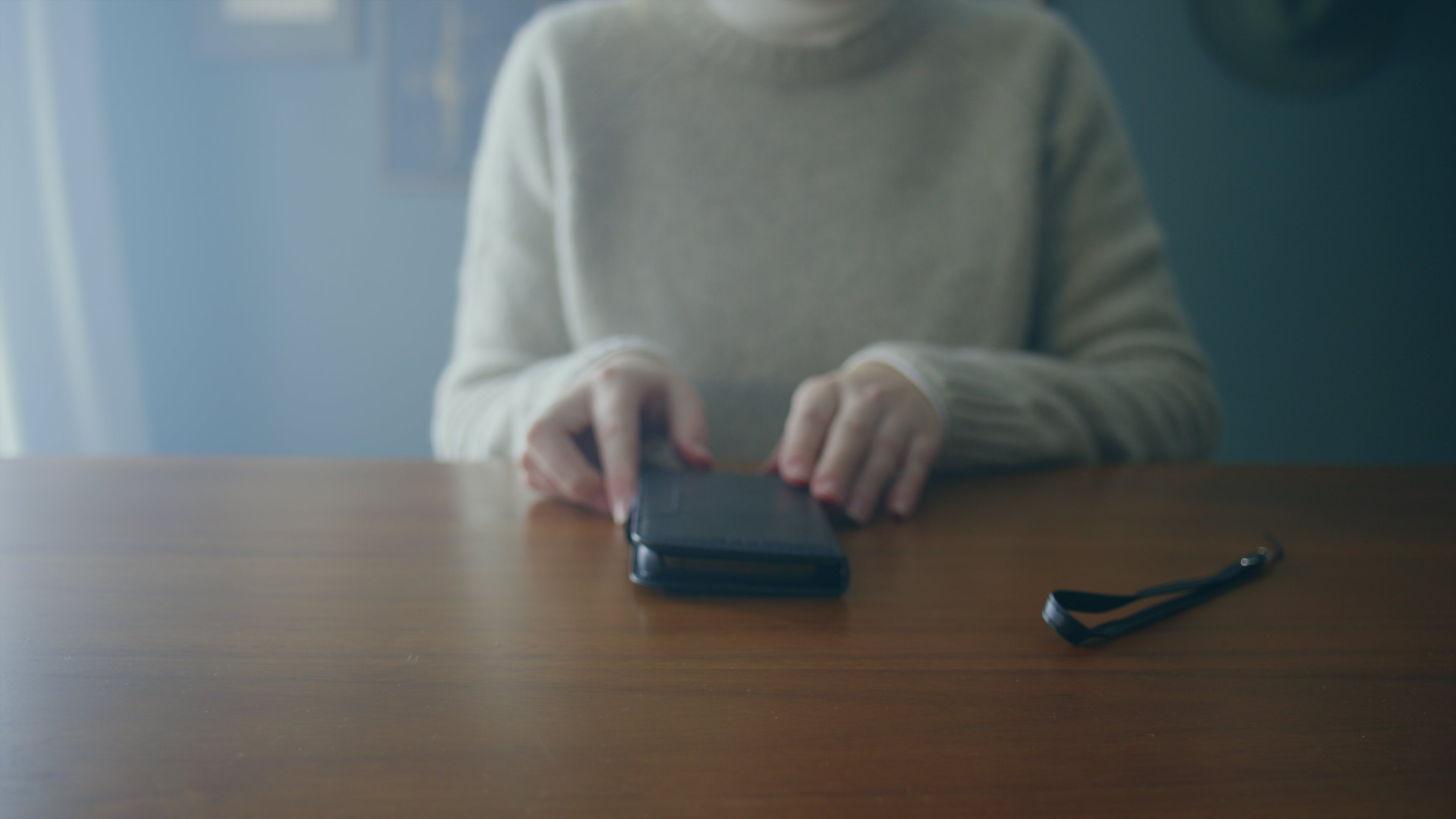 Microfiber lining, pastel colors, MagSafe-ready — studio white.