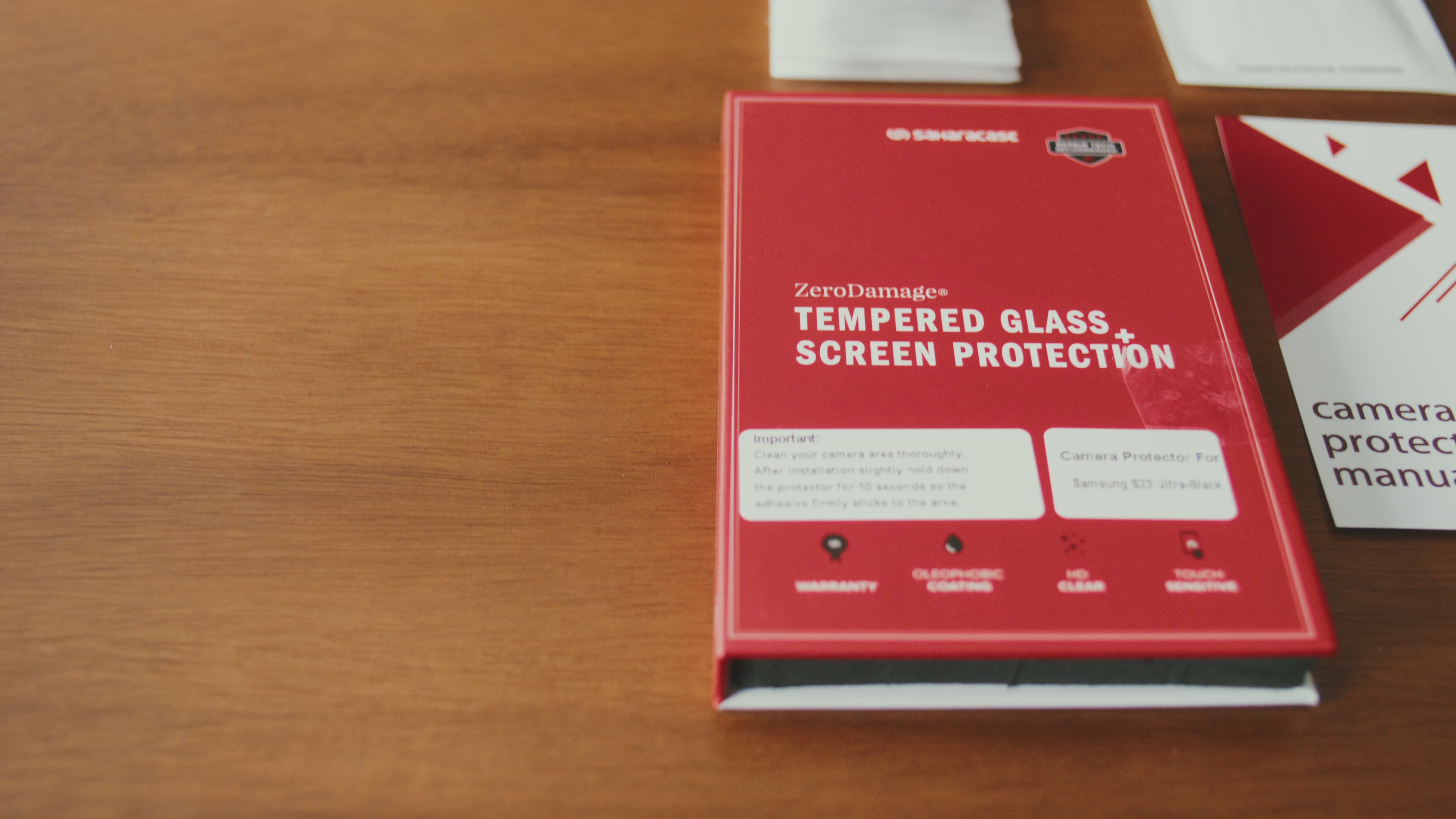 Transparent slim protective case with shockproof anti-yellowing design and raised edges.